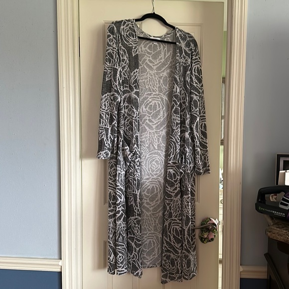 Like New LuLaroe Sarah Rose Black / Grey and White Cardigan. Lightweight size XL - Picture 1 of 4